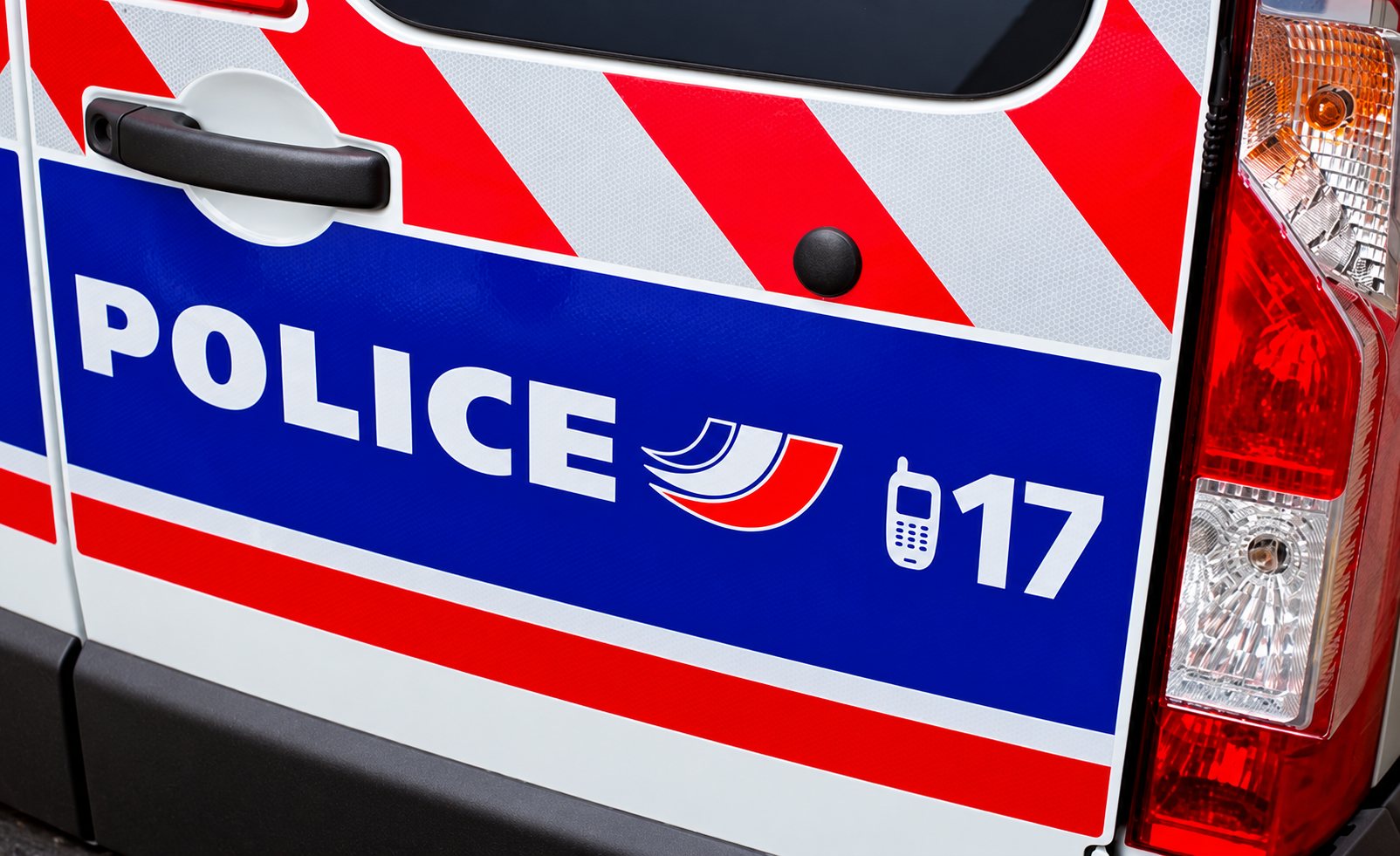 Porte arrière d’un véhicule de police français portant l’inscription POLICE et le numéro 17.